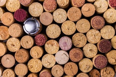 Çeşitli şarap mantarları, son görünüm, arka plan, tirbuşon.