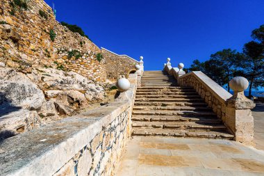 DENIA, SPAIN, 12.03.2023, Castillo de Denia kalesinin üst surlarına giden görkemli taş merdivenler..