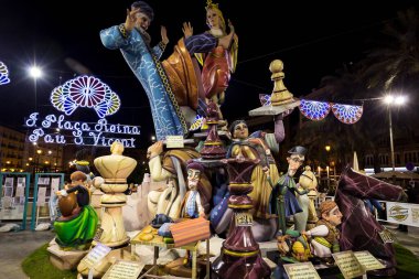 Valencia, İspanya. Valencia 'da düzenlenen 03.17.2019 Geleneksel Las Fallas Festivali: Dev Hicivsel Heykeller ve Sokak Sanatı Valencia, İspanya. Dünyanın en ünlü Las Fallas festivali sırasında şehir sokaklarında sergilendi..