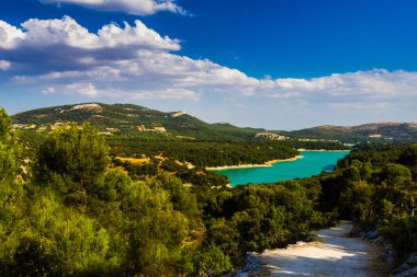 İle nebychny renk yeşil tepelerin arasında nehir manzara