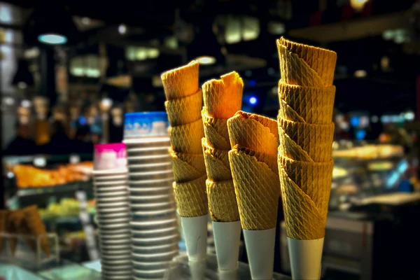 Oplatkové kornouty a papírových kelímků pro měkké zmrzliny proti — Stock fotografie
