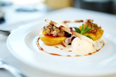 Şeftali somun Dolum ve vanilyalı dondurma ile