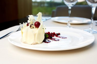 tatlı beyaz çikolata ve yabani çilek