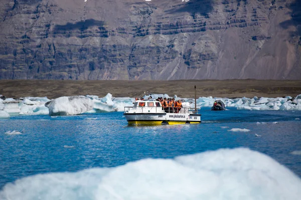 Amfibiska båt mellan isberg på Glaciärlagunen, Island — Stockfoto