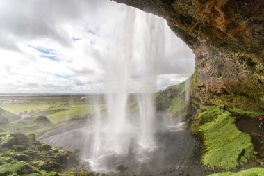 Güzel ve dramatik Seljalandsfoss şelale, İzlanda