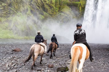 Skogafoss şelale, İzlanda binicilik