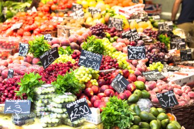 Meyve ve sebzeler bir çiftçi pazarda. Borough Market Londra, İngiltere.