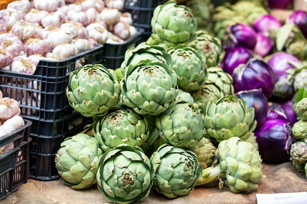 Verse groenten in kratten op een boerenmarkt, Londen — Stockfoto