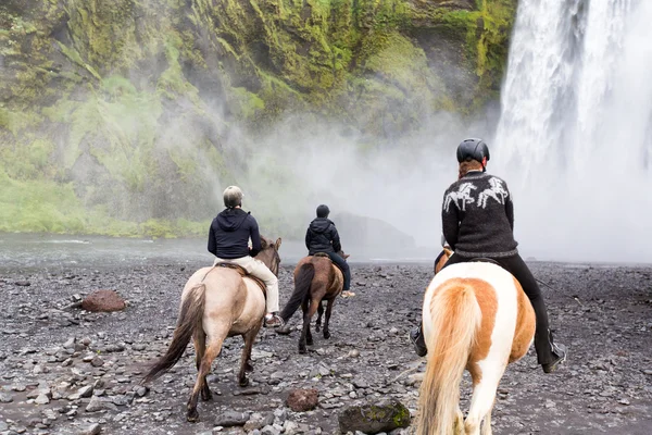 Horseback riding at Skogafoss Waterfall, Iceland — Stock Photo, Image