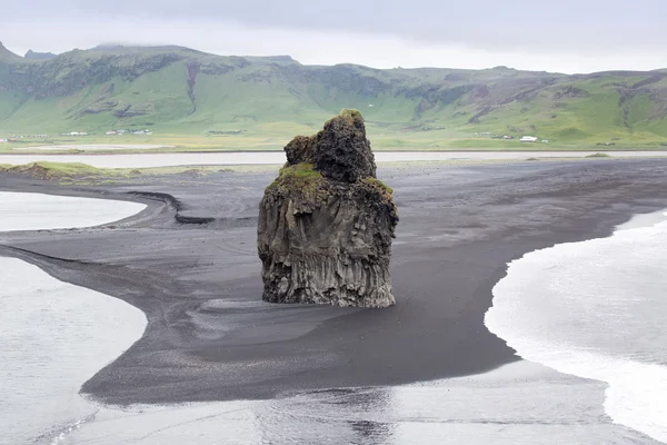 Den svarta sandstranden med typiska Isländska bergslandskap — Stockfoto