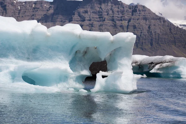 Glaciärlagunen, Island - mitten av sommaren. — Stockfoto