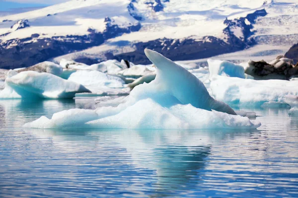 Glaciärlagunen, Island - mitten av sommaren. Isberg från vatnajokull glacier flyter i Glaciärlagunen lagoon. — Stockfoto