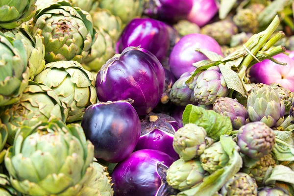 Alcachofas frescas y berenjenas en un mercado de agricultores, Londres — Foto de Stock