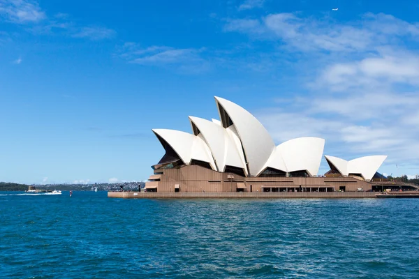 Vista lateral del icono más famoso de Sydney, la Ópera de Sídney . Imágenes de stock libres de derechos