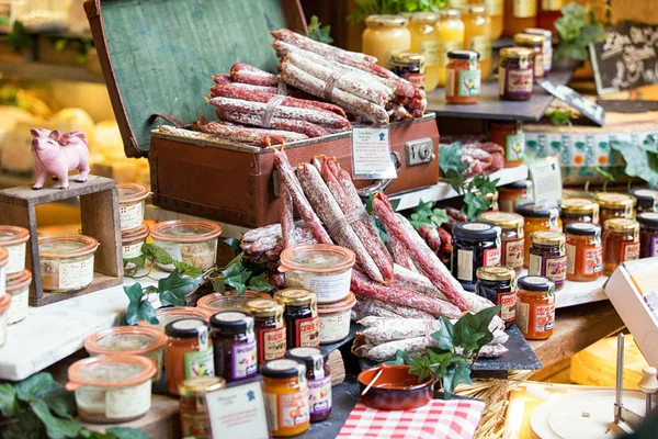 Gran selección de salami y mermelada. Foto tomada en un mercado callejero, Borough Market en Londres . Imagen de stock