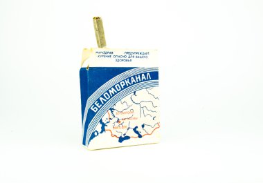Eski Sovyet vintage sigara Belomorkanal 1930. Retro paket sigara kaba kağıttan yapılmış. Beyaz bir arka plan üzerinde sigara ile eski sigara kutusu.