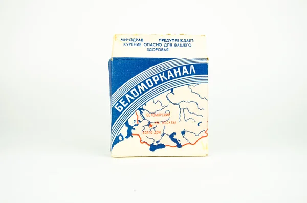 Eski Sovyet vintage sigara Belomorkanal 1930. Retro paket sigara kaba kağıttan yapılmış. Beyaz bir arka plan üzerinde sigara ile eski sigara kutusu.