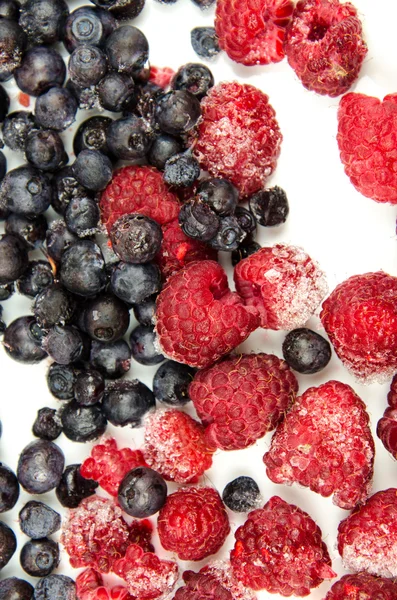 Blueberry and raspberries on white background. different kinds of berries. Ripe berries . Use it for a health concept. bilberry and raspberry fruits at white ceramic plate — Stock Photo, Image