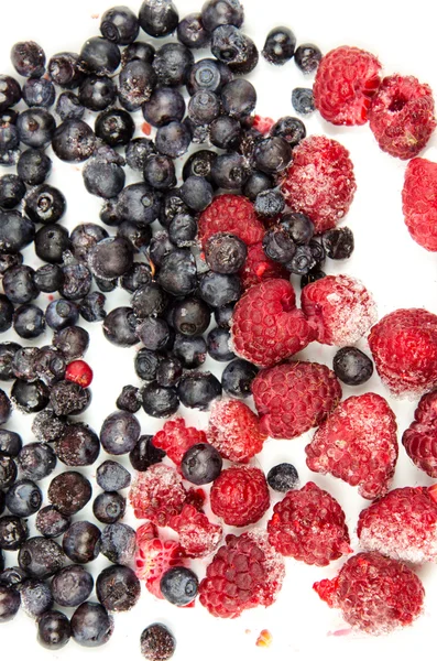 Blueberry and raspberries on white background. different kinds of berries. Ripe berries . Use it for a health concept. bilberry and raspberry fruits at white ceramic plate — Stock Photo, Image