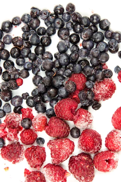 Blueberry and raspberries on white background. different kinds of berries. Ripe berries . Use it for a health concept. bilberry and raspberry fruits at white ceramic plate — Stock Photo, Image