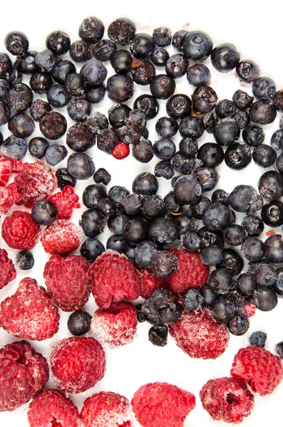 Blaubeeren und Himbeeren auf weißem Hintergrund. verschiedene Arten von Beeren. reife Beeren. Nutzen Sie es für ein Gesundheitskonzept. Heidelbeere und Himbeerfrüchte auf weißem Keramikteller — Stockfoto