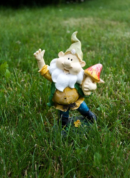 Kil Bahçe gnome yeşil çim üzerinde