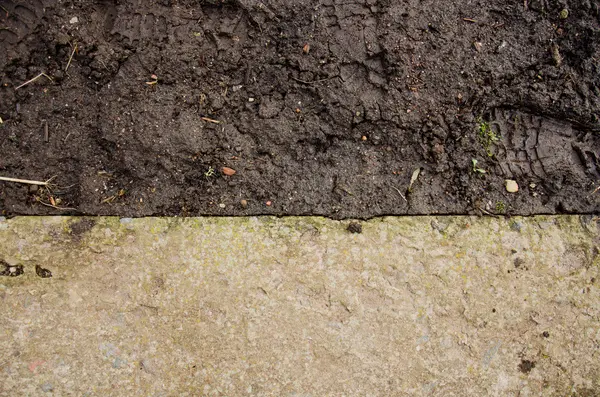 Bouw van de heuvel. Achtergrond van de bodem. Park gemalen textuur met rotsen mulch en vuil. Zwarte bodemtextuur. fijne textuur van bruin grind op een onverharde weg — Stockfoto