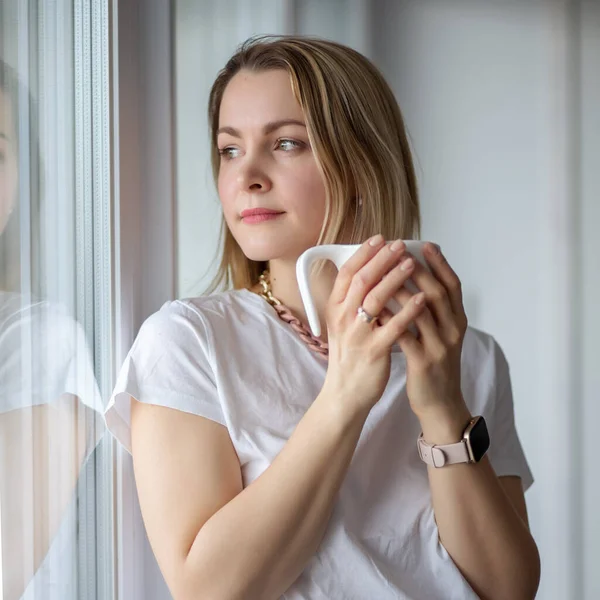 Hermosa Chica Una Camiseta Blanca Sostiene Una Taza Sus Manos —  Fotos de Stock