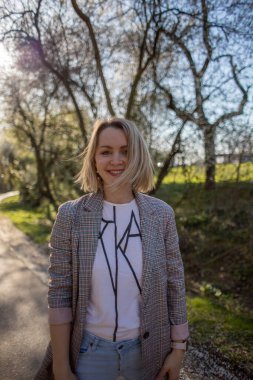 Ceketli güzel, komik kız yolda duruyor..