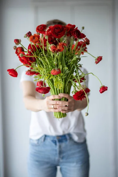 Fehér Pólós Lány Egy Csokor Vörös Virágot Tart — Stock Fotó