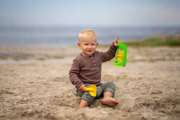 Bébé mignon jouant dans le sable avec des jouets de sable sur la plage — Photo