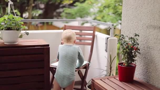 Bambino Piccolo Trova Una Sedia Sul Balcone Pericolo Caduta Altezza — Video Stock