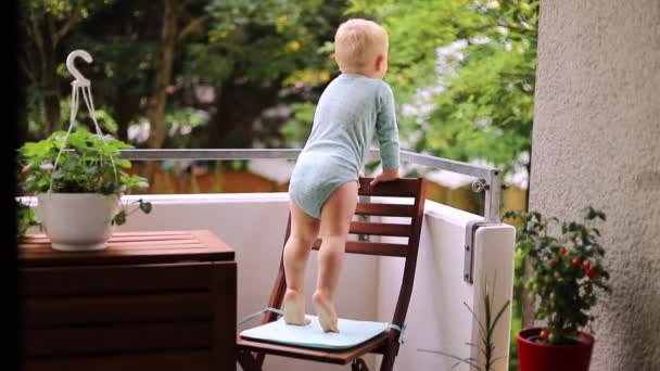 Malé Dítě Stojí Židli Balkóně Nebezpečí Pádu Výšky Vypadnout Okna — Stock video