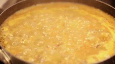 Aşçı mutfaktaki ocakta bir güveç hazırlar. İçindekiler birbirine karışırken çanak çömlekte kaynayıp kabarırken, boşluğu sıcaklıkla dolduruyor..