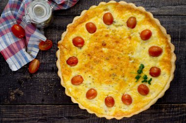 Açık tavuklu böreği, shortcrust pasta ve peynir ve yumurta FILLIN