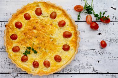 Beyaz ahşap bir masa üzerinde bir tavuk ile pasta kiş Lauren açın