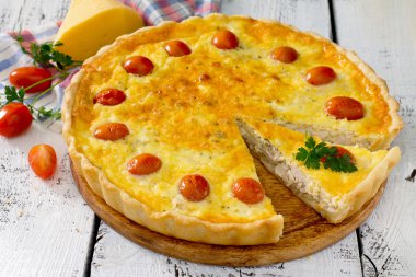 Beyaz ahşap bir masa üzerinde bir tavuk ile pasta kiş Lauren açın