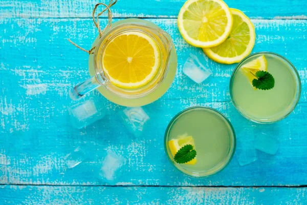 Bebida con limón y fruta fresca, vista superior . — Foto de Stock