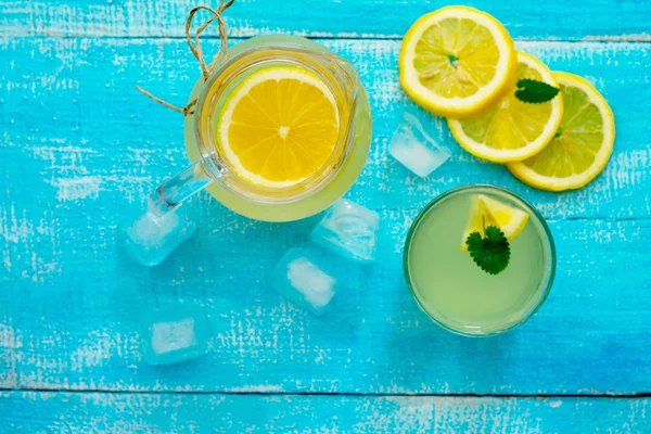 Bebida con limón y fruta fresca, vista superior . — Foto de Stock