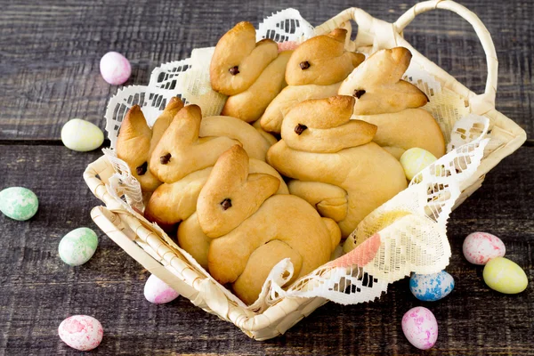 Hornear conejito de Pascua en una canasta de mimbre sobre un fondo oscuro —  Fotos de Stock