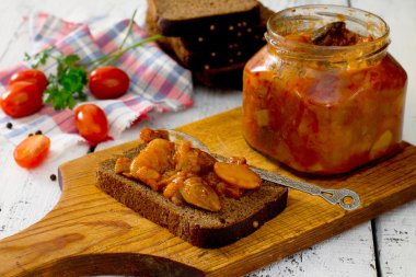 Domates ve fasulye, ekmek arası, bir rustik yayıldı ev havyar 