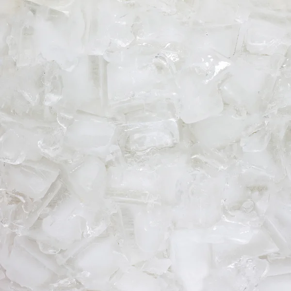 Cubos de hielo en la mesa, enfoque selectivo . — Foto de Stock