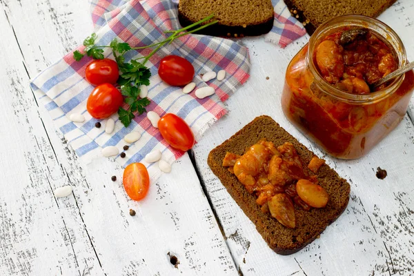 Domů kaviár rajčata a fazole - tradiční občerstvení ruské cu — Stock fotografie