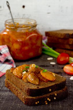 Ev havyar domates ve fasulye - Rusça cu geleneksel yemek