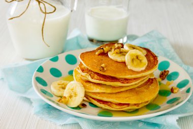 Bal ve ceviz ile ABD'li Banana Pancake