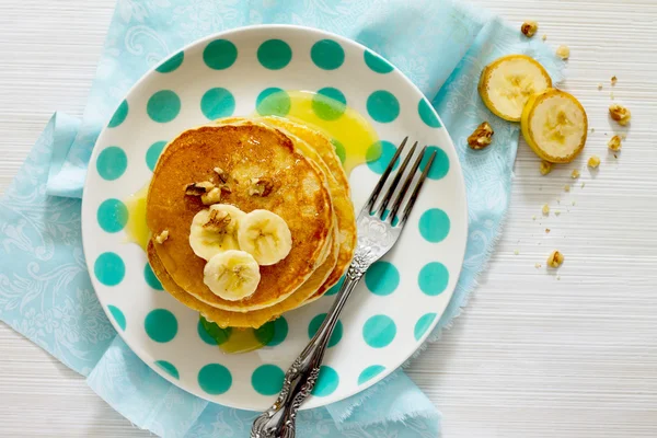 Amerikanska Banana Pancake med honung och valnötter — Stockfoto