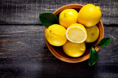 Tablo, metin için yer bir kapta taze limon.