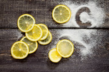 Crowbar taze limon ve şeker masada, üstten görünüm.