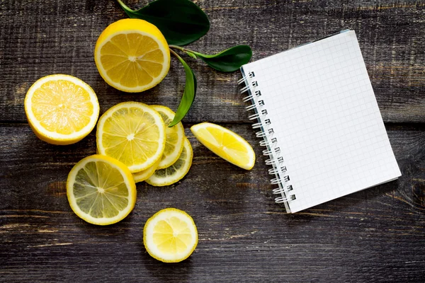 Frische Zitronen auf dem Tisch, Platz für Text. — Stockfoto