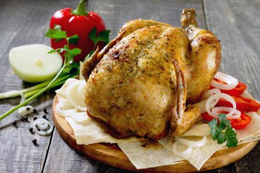 Çeşitli sebze ve rustik bir s içinde baharatlar ile ızgara tavuk